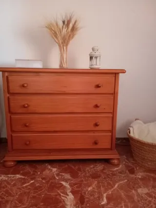 Mesitas de noche y cómoda de madera