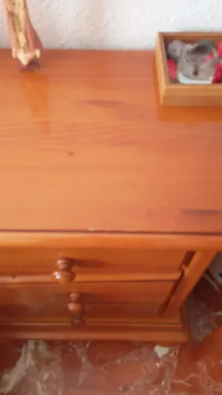 Mesitas de noche y cómoda de madera