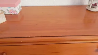 Mesitas de noche y cómoda de madera