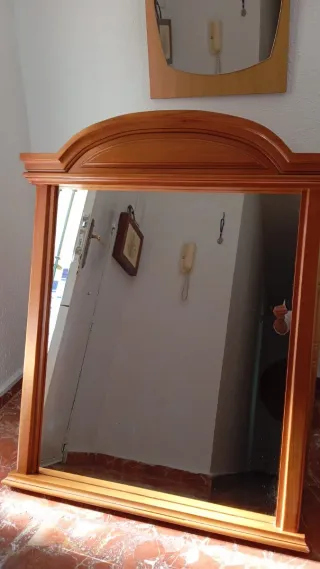 Mesitas de noche y cómoda de madera