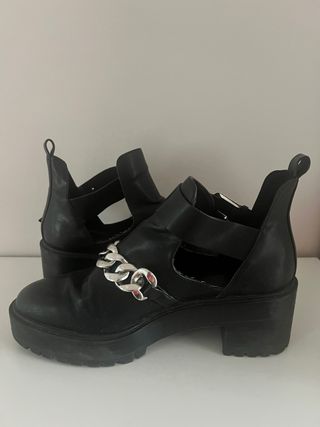 Botines negros con cadena y hebilla