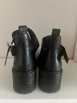 Botines negros con cadena y hebilla