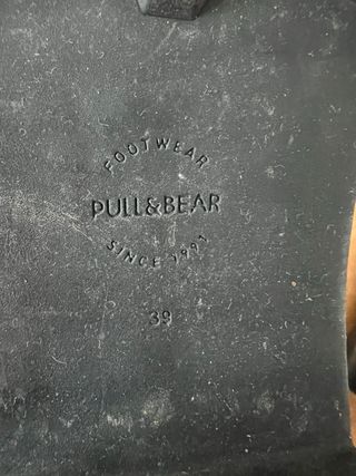 Botines negros con cadena y hebilla