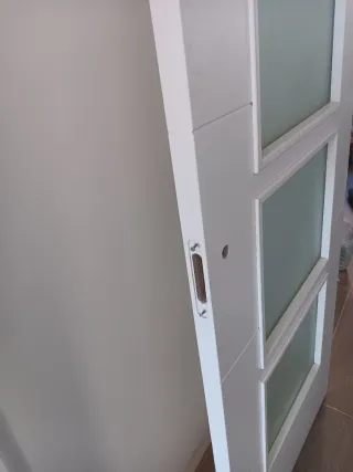 Puerta blanca con 4 cristales