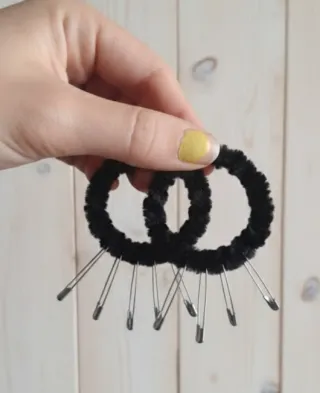 Pendientes Aro Negro con Imperdibles