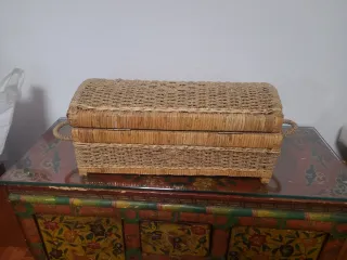 Baúl de mimbre con cierre metálico