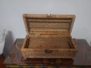 Baúl de mimbre con cierre metálico