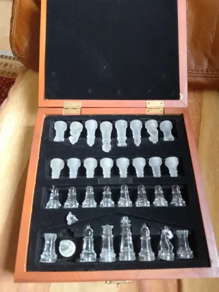 Scacchiera in vetro elegante con scacchi trasparenti