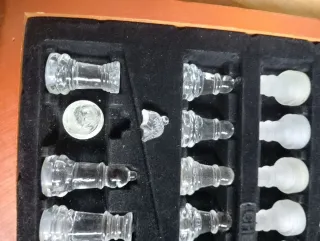 Scacchiera in vetro elegante con scacchi trasparenti