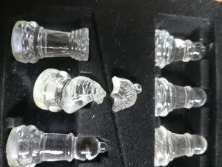 Scacchiera in vetro elegante con scacchi trasparenti