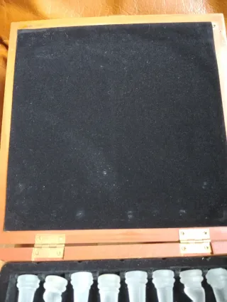 Scacchiera in vetro elegante con scacchi trasparenti