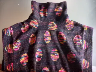 Jersey cuello alto estampado ovalado