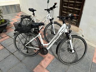 2 Bicicletas Blancas con Cesta