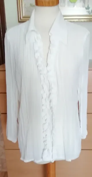 Blusa blanca con volantes