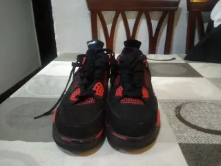 Jordan 4 Negro y Rojo