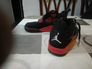 Jordan 4 Negro y Rojo