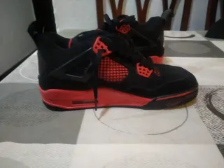 Jordan 4 Negro y Rojo