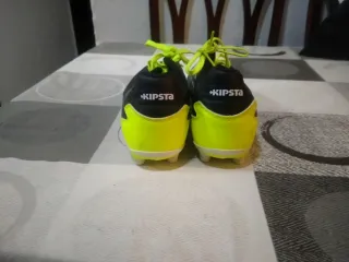 Zapatillas de fútbol Kappa negras y amarillas