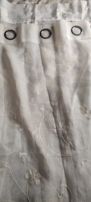 Cortina blanca con bordado floral