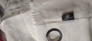 Cortina blanca con bordado floral