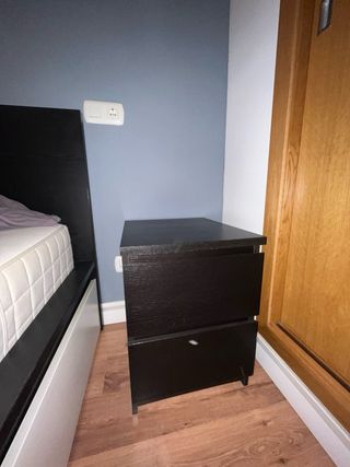 Mesita de noche negra