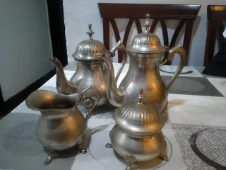 Set di teiere e zuccheriera in metallo