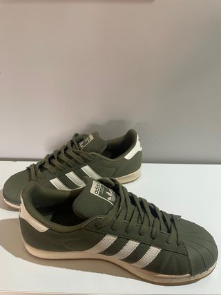 Adidas Superstar.