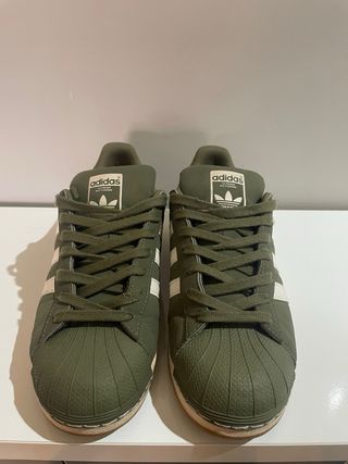 Adidas Superstar.