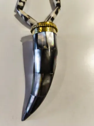 Collar Cuerno Negro y Blanco y cadena de hueso afr