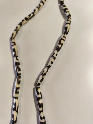 Collar Cuerno Negro y Blanco y cadena de hueso afr