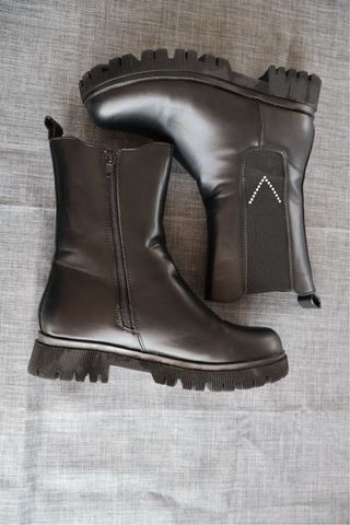 Stivali neri con zip e plateau