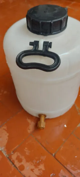 Bidón de plástico con asas