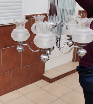 Lámpara de araña de cristal y metal