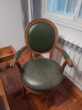 Silla antigua giratoria de madera y cuero