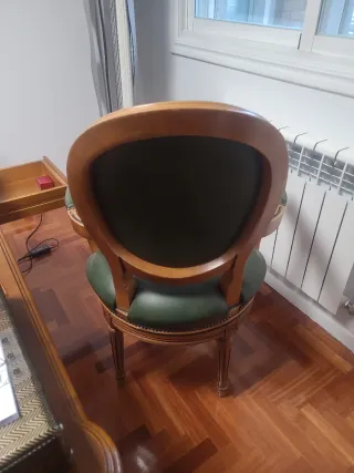 Silla antigua giratoria de madera y cuero