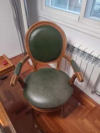 Silla antigua giratoria de madera y cuero