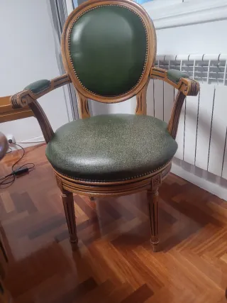 Silla antigua giratoria de madera y cuero