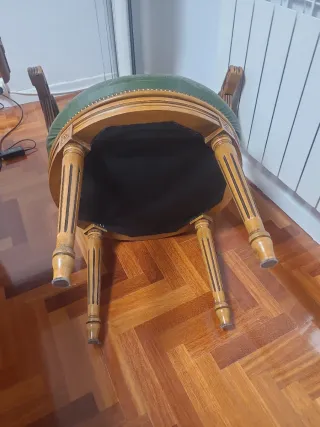 Silla antigua giratoria de madera y cuero