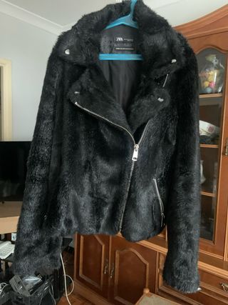 Cazadora Zara efecto pelo negra
