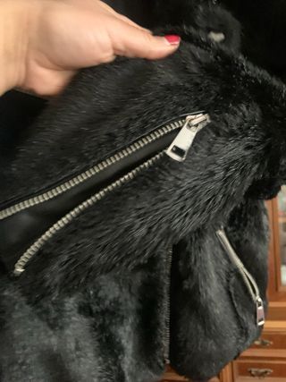 Cazadora Zara efecto pelo negra