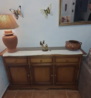 Aparador, mesa de comedor y sillas rústicas