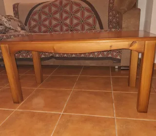 Aparador, mesa de comedor y sillas rústicas