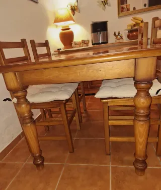 Aparador, mesa de comedor y sillas rústicas