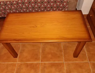 Aparador, mesa de comedor y sillas rústicas