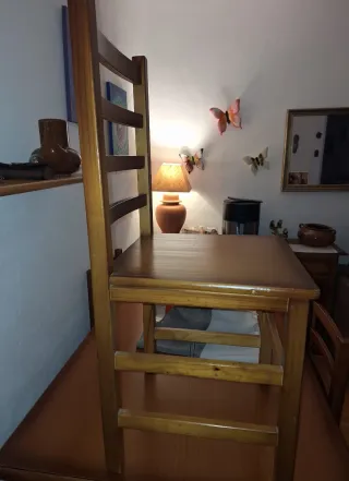 Aparador, mesa de comedor y sillas rústicas