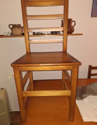 Aparador, mesa de comedor y sillas rústicas