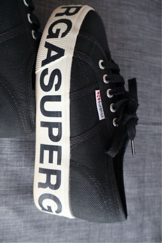 Superga con plateau nere e bianche