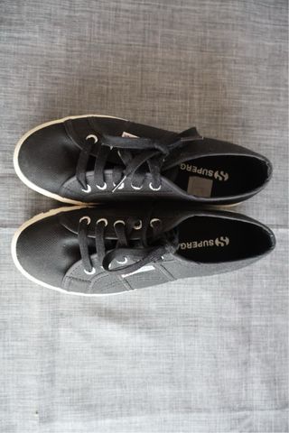 Superga con plateau nere e bianche