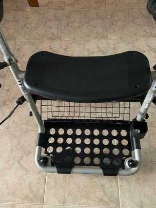 Andador para mayores con cesta y asiento