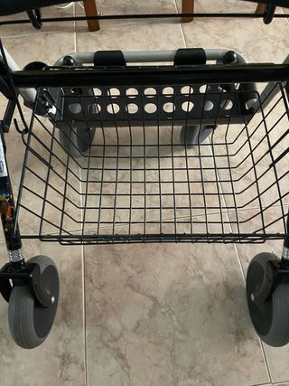 Andador para mayores con cesta y asiento